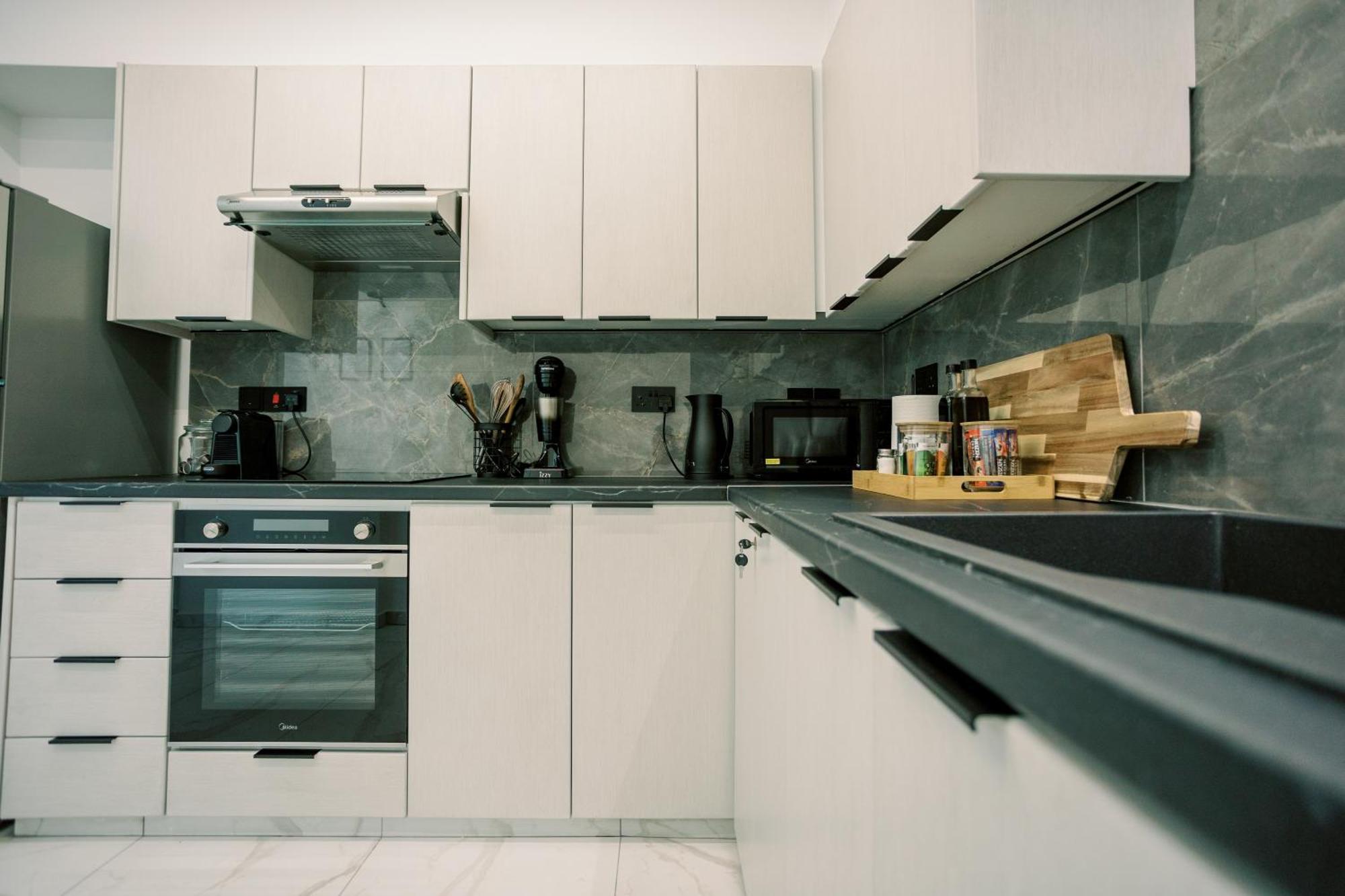 2br Amalfi Blue In - Pool & 10min Walk To Mackenzie Beach! Apartment