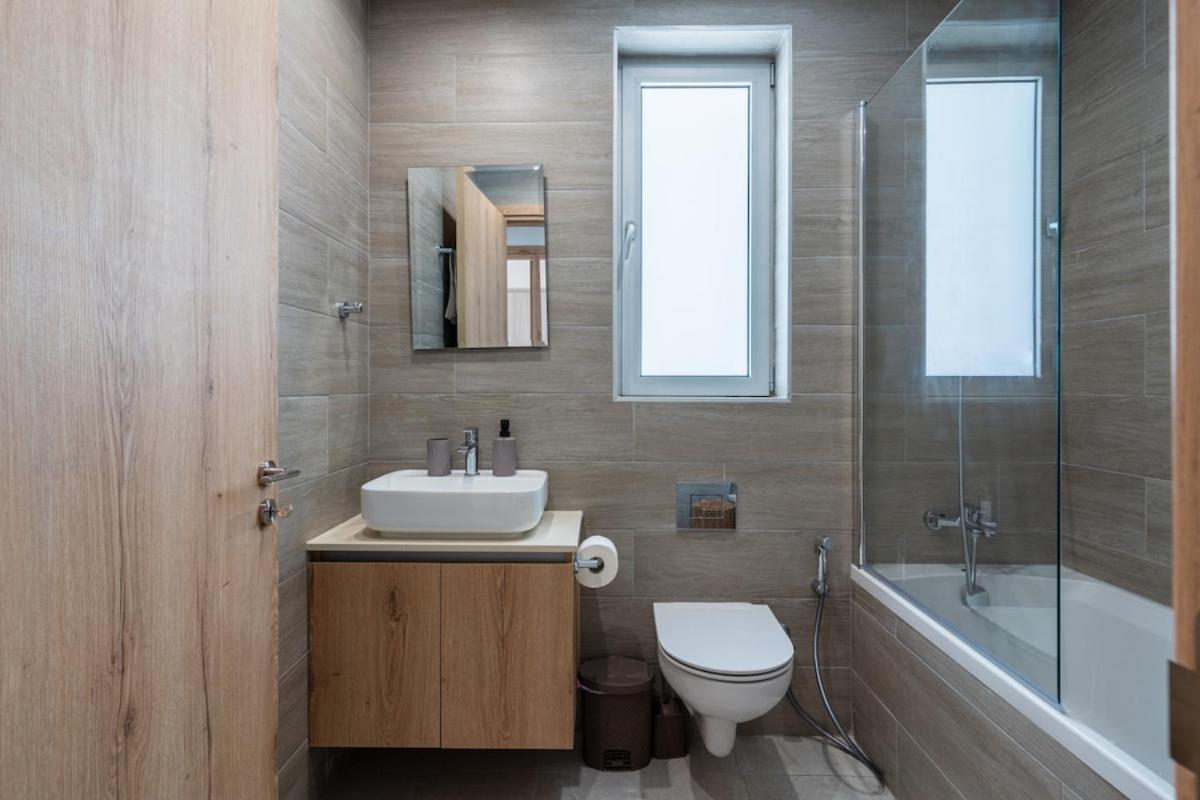 Aelia - Chic 2-br & Balcony In