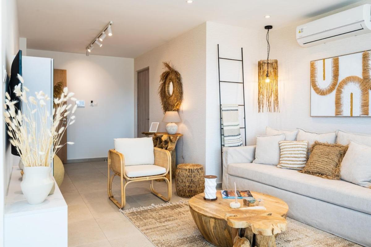 Aelia - Chic 2-br & Balcony In