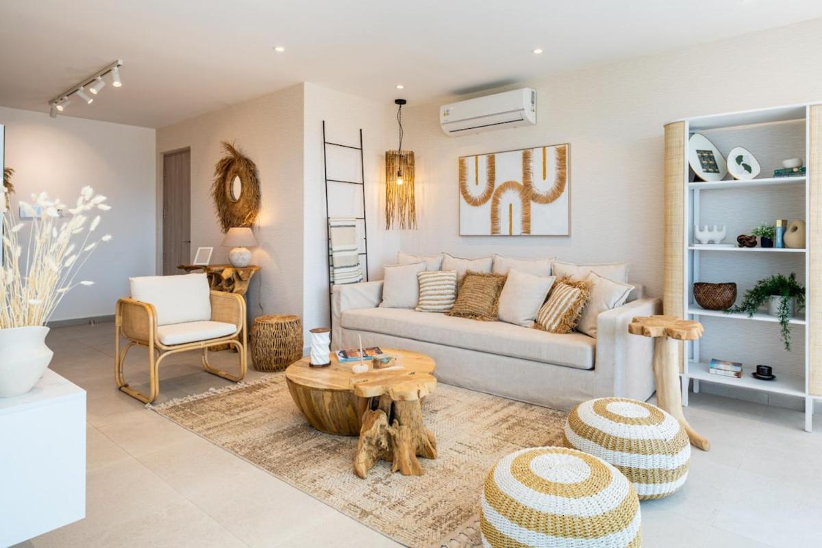 Aelia - Chic 2-br & Balcony In