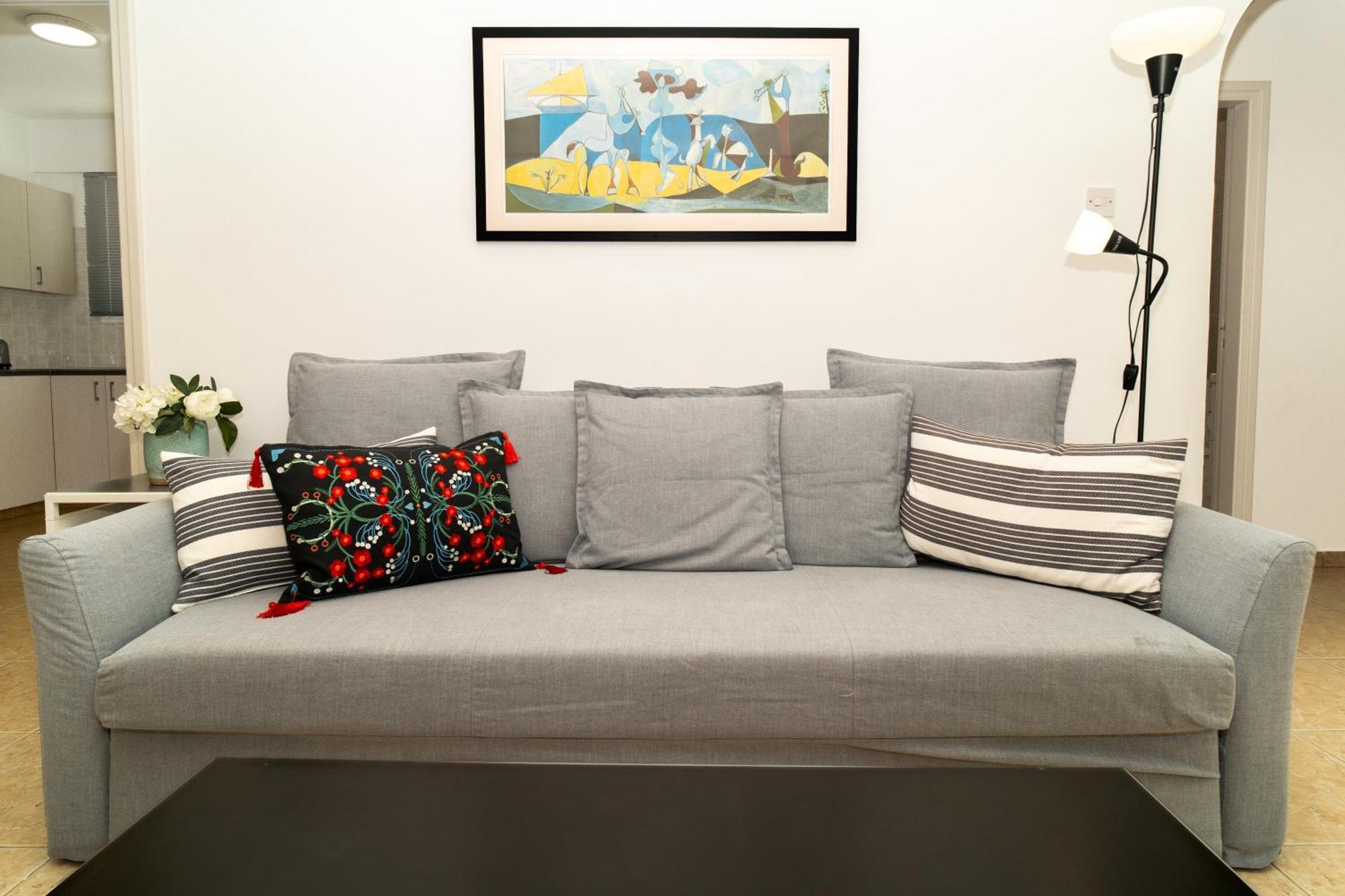 Olivia Mackenzie 2 Bedroom Flat With Pool *