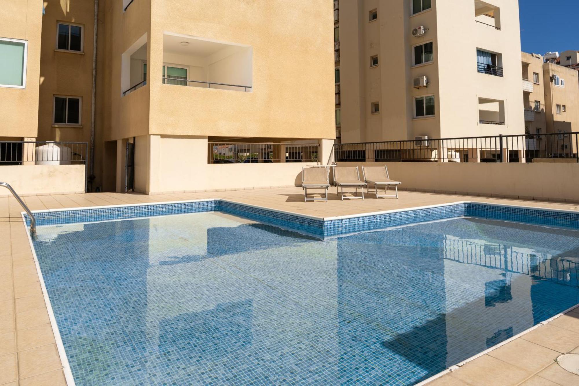 Olivia Mackenzie 2 Bedroom Flat With Pool Apartment