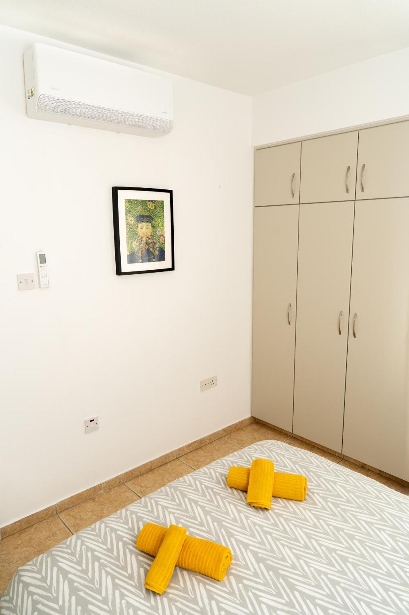 Olivia Mackenzie 2 Bedroom Flat With Pool Apartment