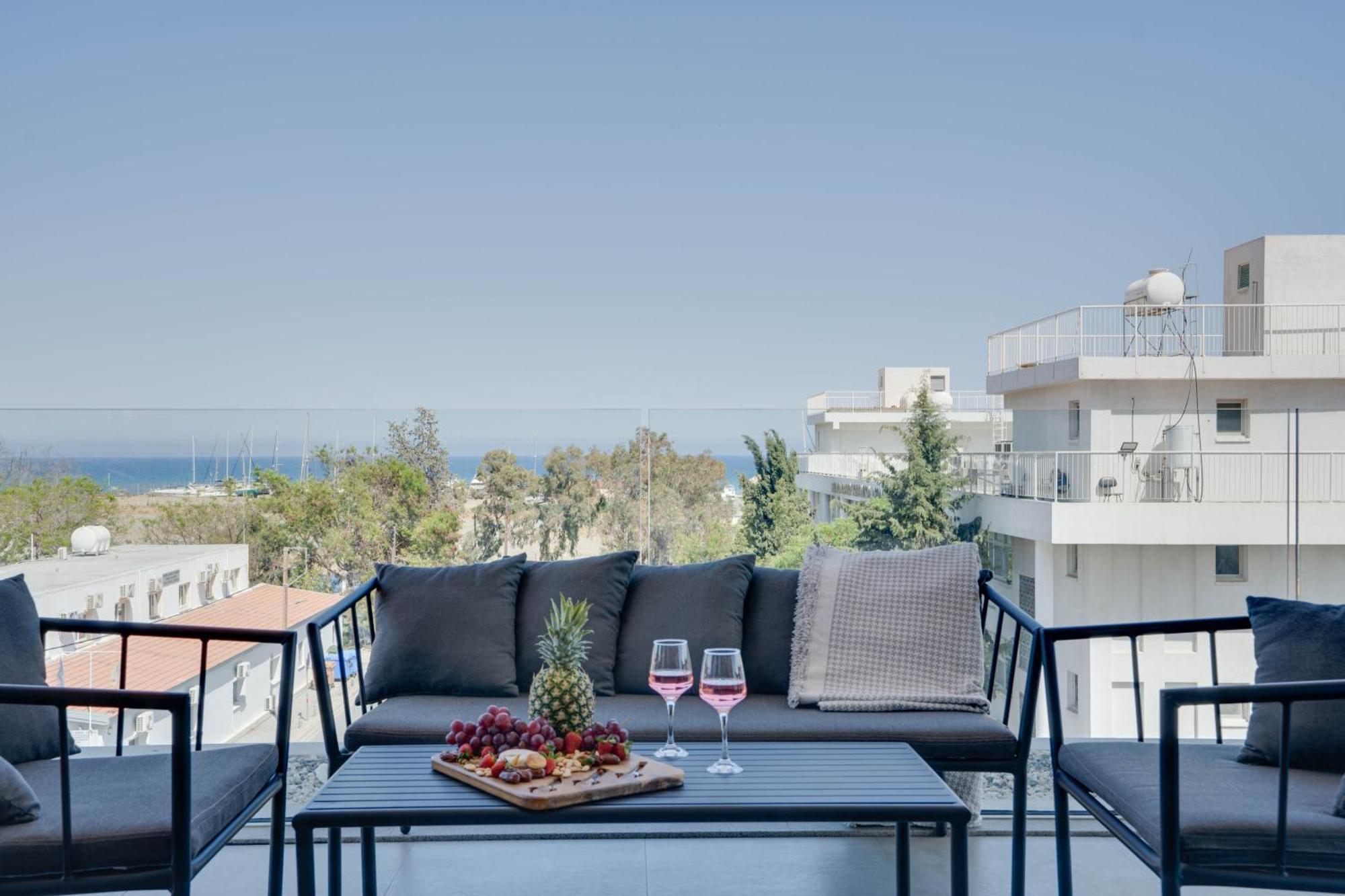Apartment Sea View Deluxe Gaia 302 *