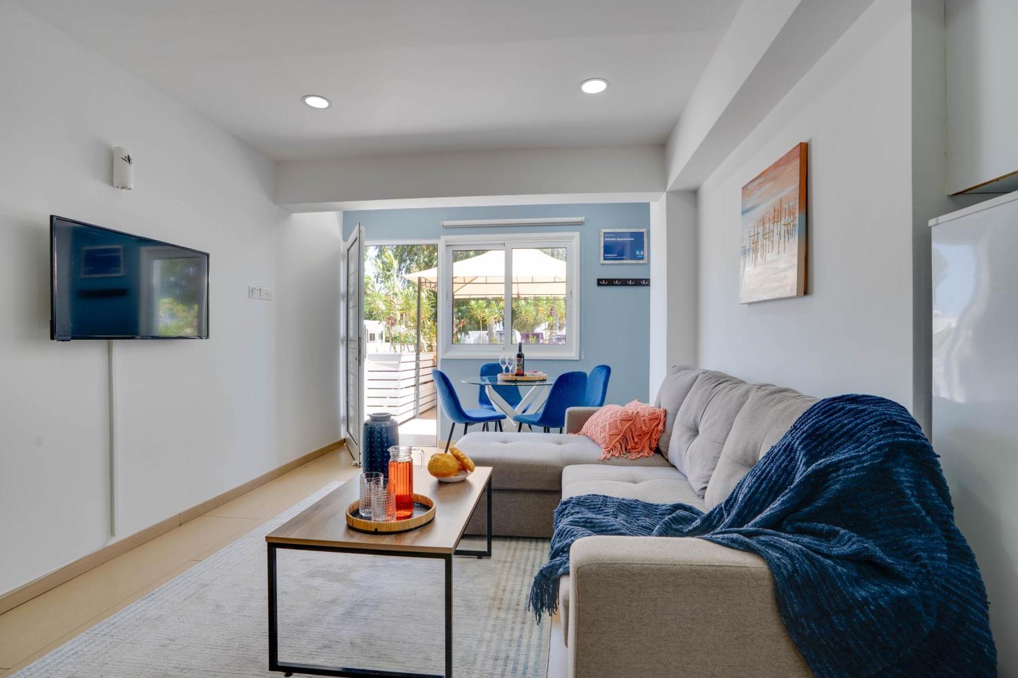 Atlantis 50m From Makenzy Seafront Apartment Larnaca