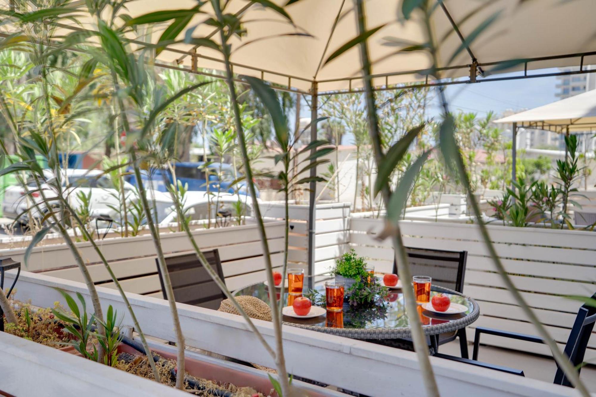 Atlantis 50m From Makenzy Seafront Apartment Larnaca