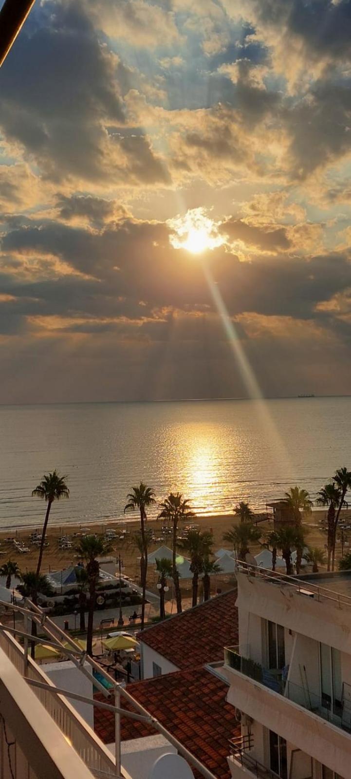 Finnikoudes 2 Bed Sea View * Larnaca