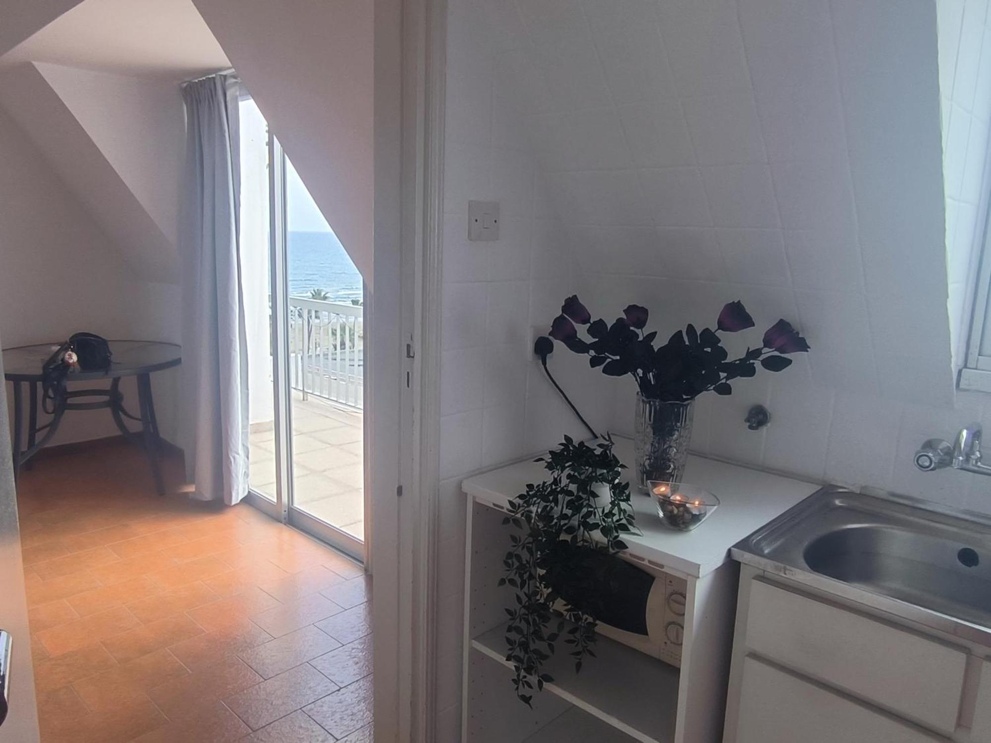 Finnikoudes 2 Bed Sea View Apartment Larnaca