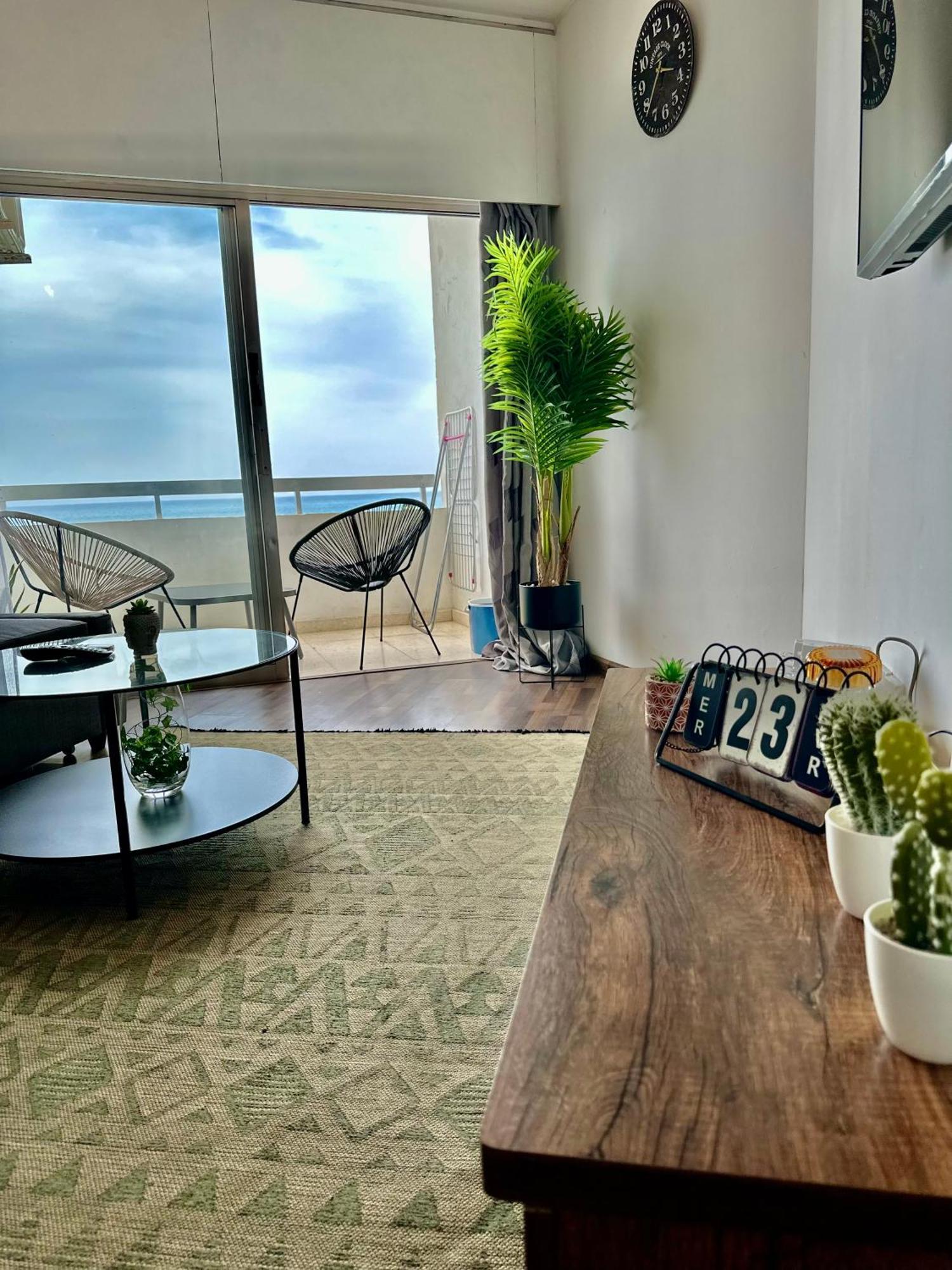 Apartment Sea View 1br With Pool Access Larnaca