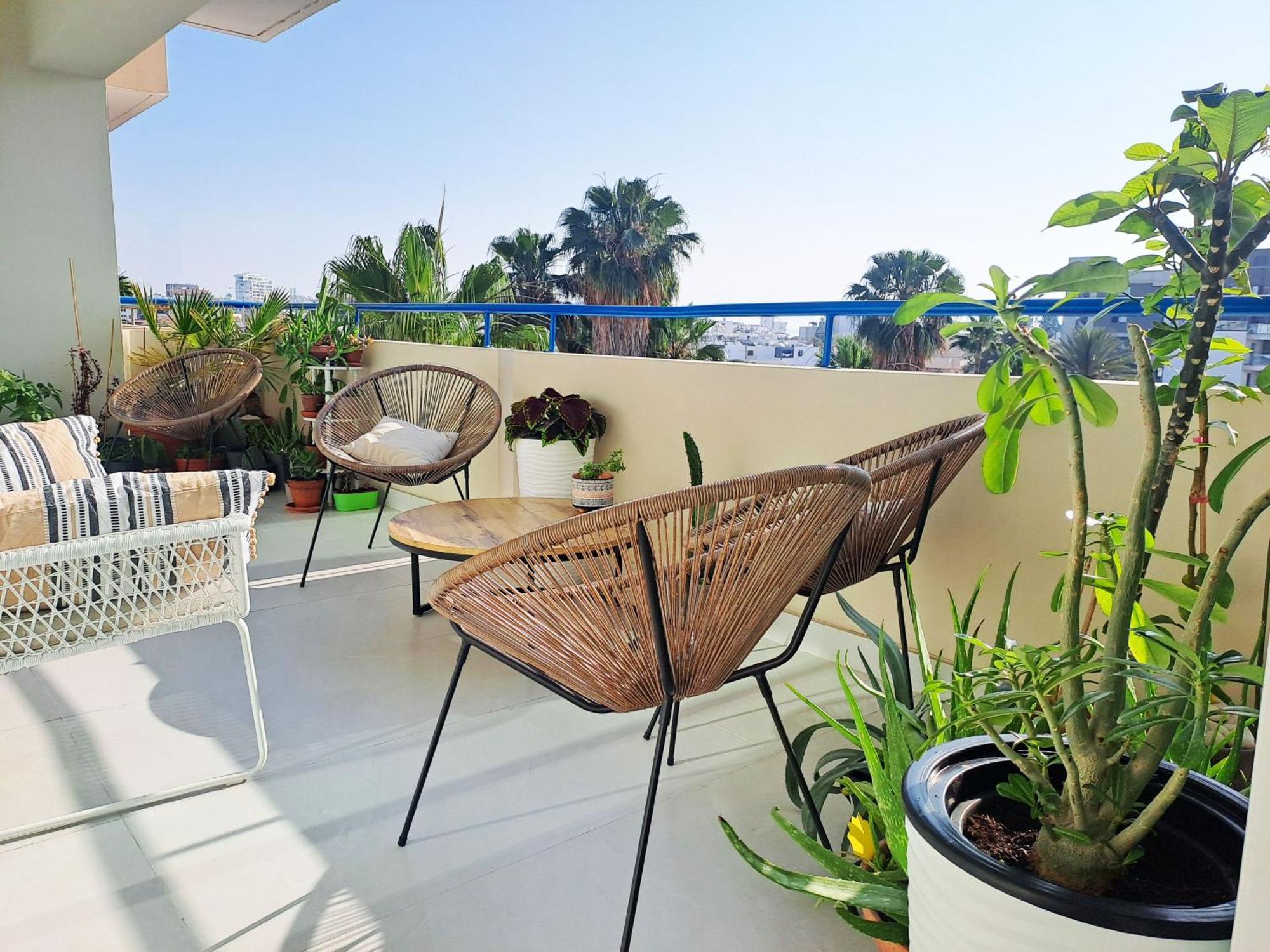 Sea View Floral - 2 Bedroom, Swimming Pool Apartment