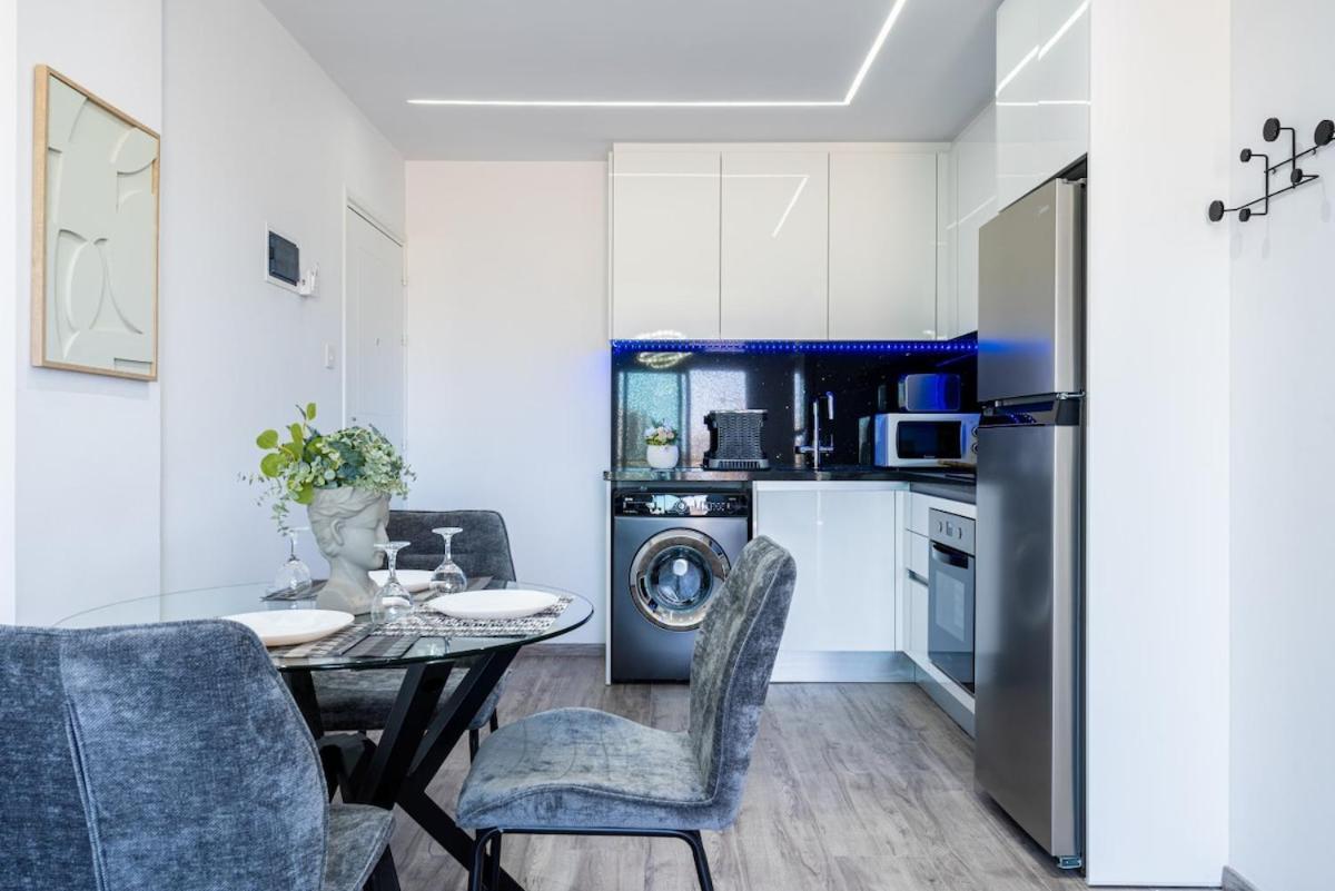 Olympus Stylish 2-br & Balcony In *