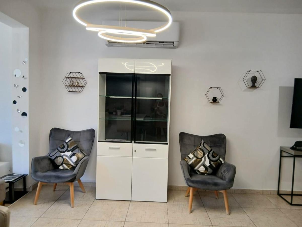 Spacious 2 Bedroom *
