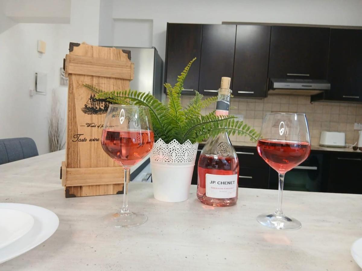 Spacious 2 Bedroom Apartamento *