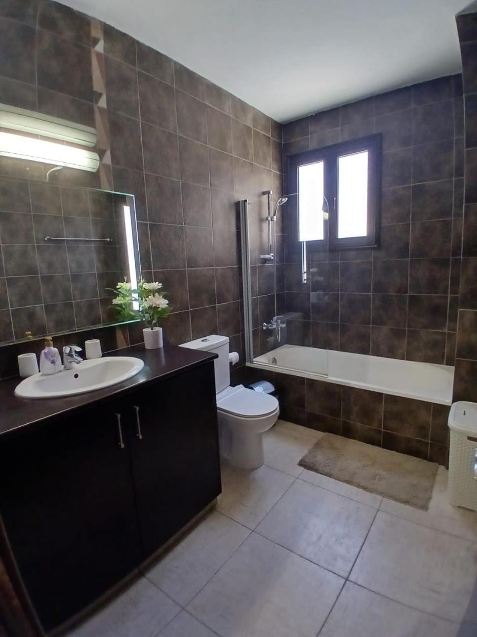 Spacious 2 Bedroom * Lárnaca
