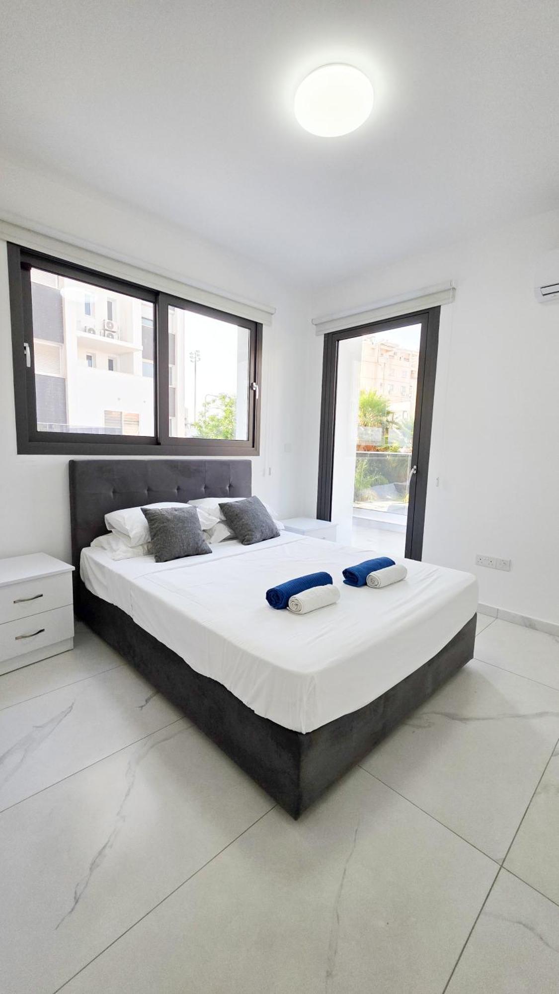 Poolside Lux Apartment *
