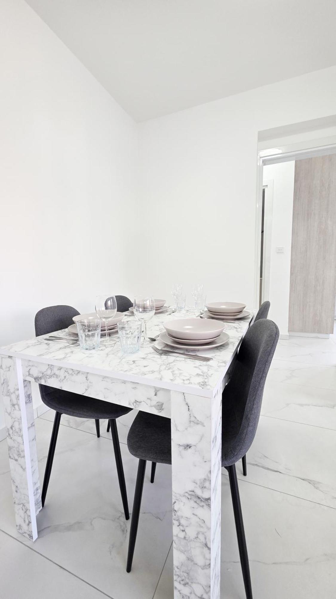 Apartment Poolside Lux Larnaca