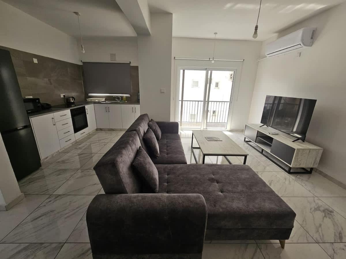 Modern 2br With Balconies In Center Apartment *