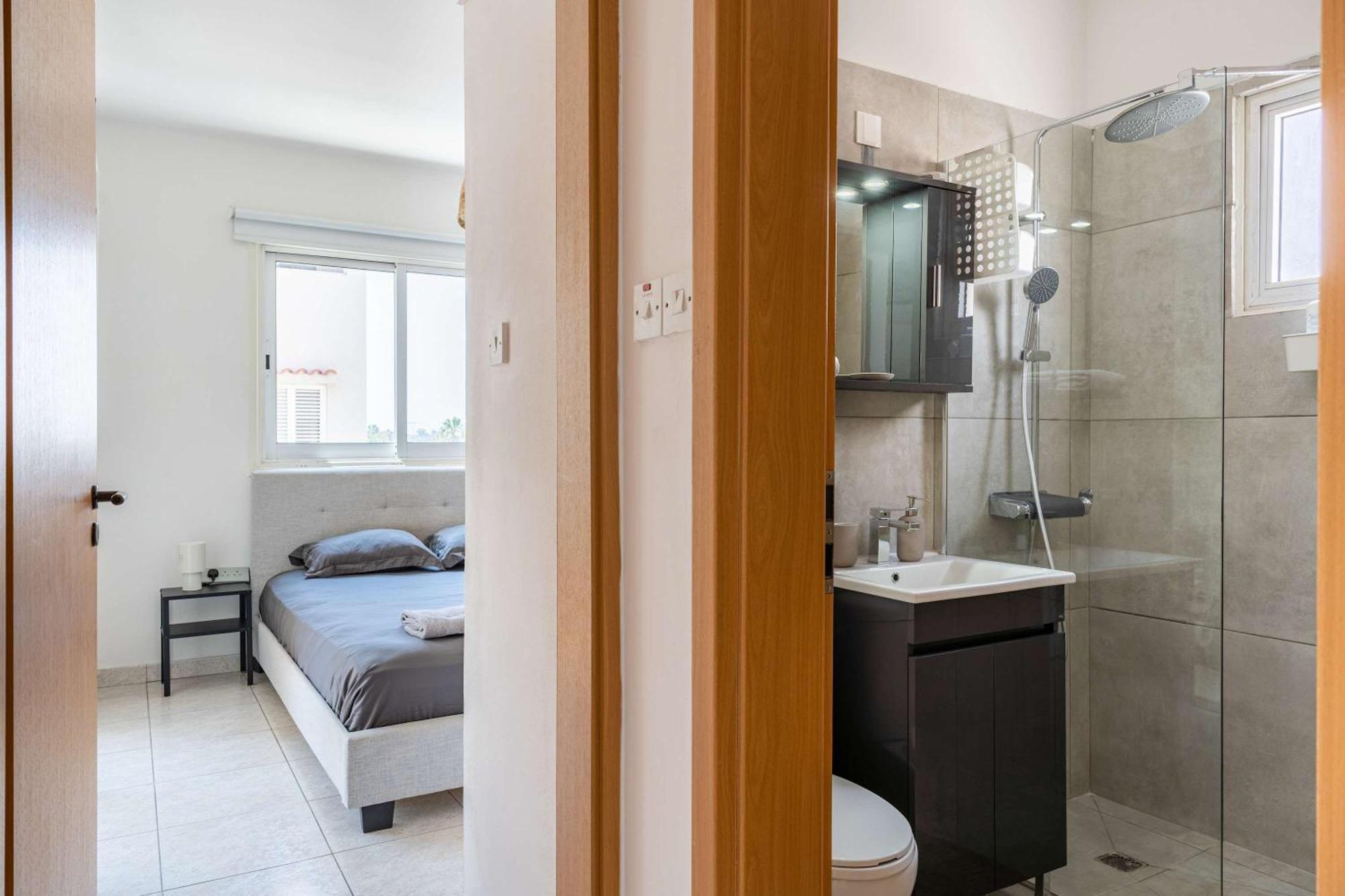 Stylish 2br With Rooftop Pool In Mackenzie Larnaca