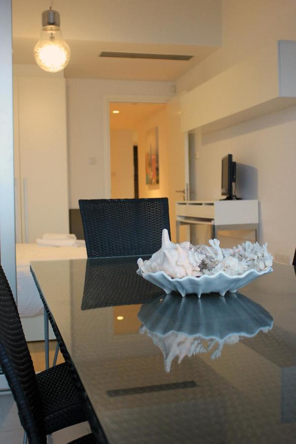 The Four Lanterns Apartment