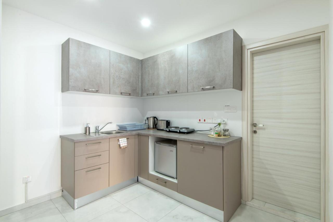 Six Apartment *
