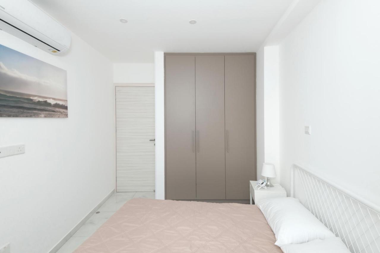 Six Apartment *