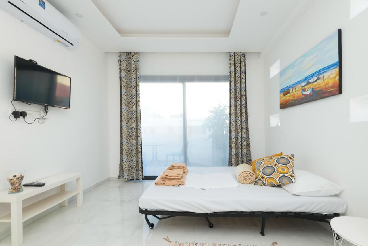 Six Apartment *