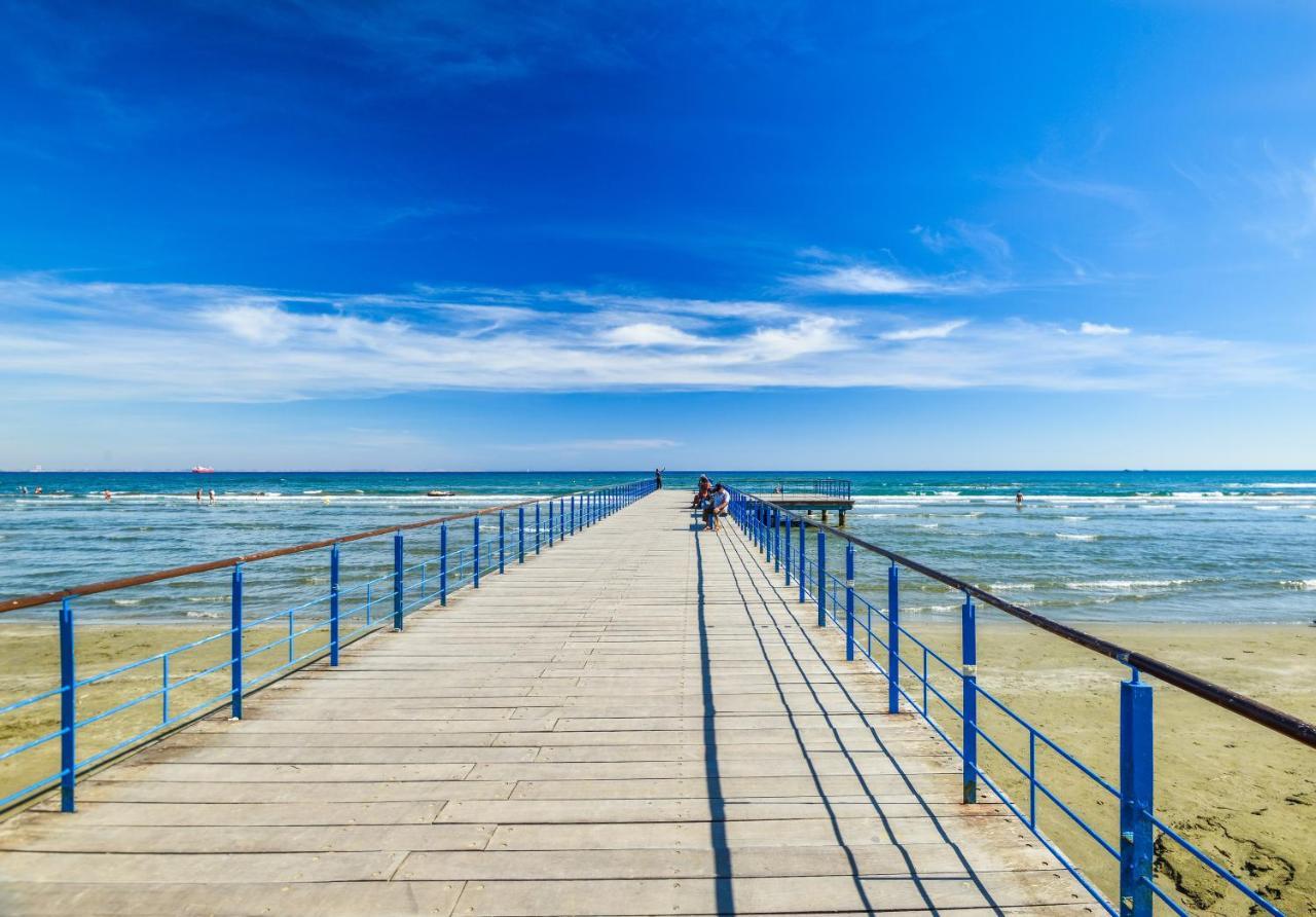 Six * Larnaca