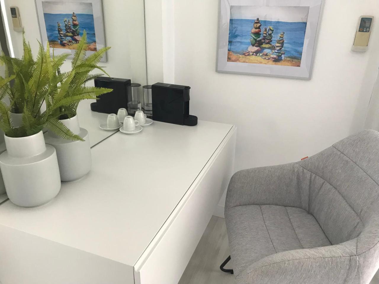 Sea View Apartment *