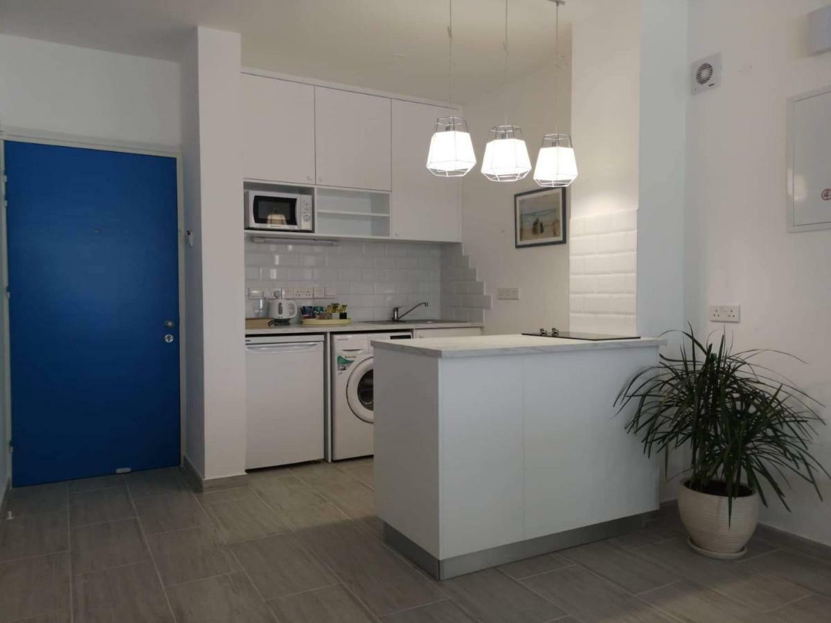 Apartment Front-row - Skyline Retreat - Pool Access Larnaca