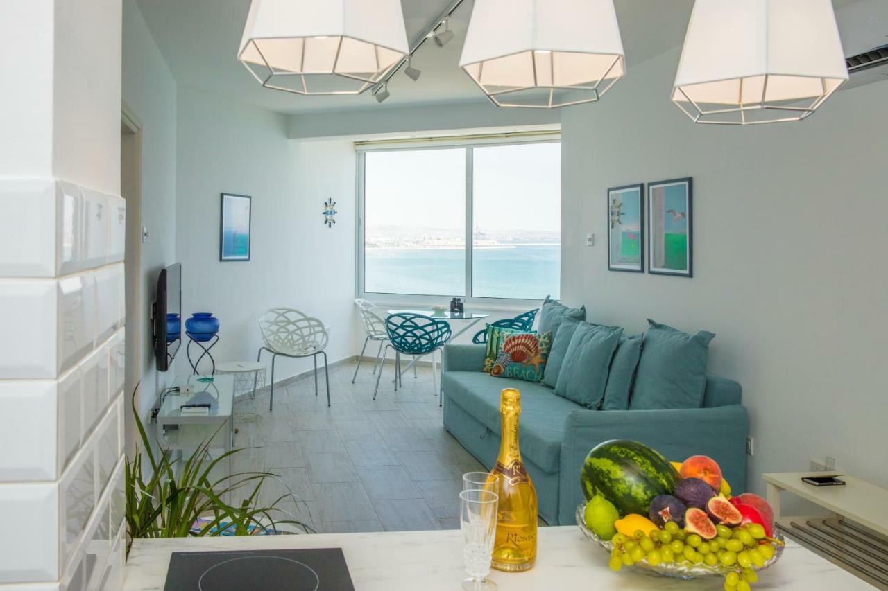 Front-row - Skyline Retreat - Pool Access Apartment *