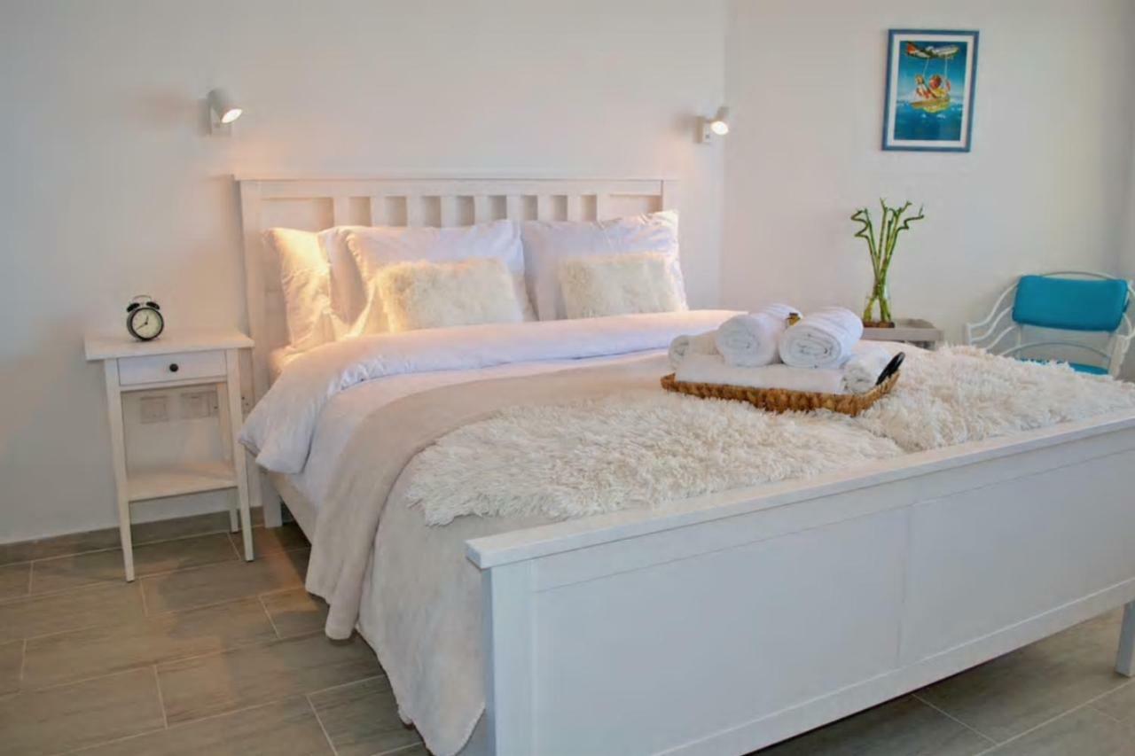 Front-row - Skyline Retreat - Pool Access Apartment Larnaca