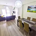 Beach-A-Holic Apartment, 2 Min Distance From Larnaca Marina