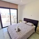 Sunny Daze Seaview Apartment