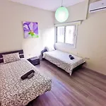 Beach-A-Holic Apartment, 2 Min Distance From Larnaca Marina