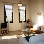 Artista Roustik Apartment