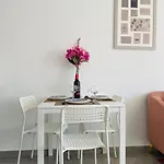 Pink Flamingo 1-Br Apartment In Larnaca