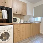 Albert\'S Apartment Center 101