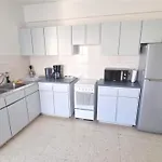 Comfy 2Br Apartment In The City Center, Free Parking And 3Min Walk To The Beach!