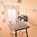 Comfy 2Br Apartment In The City Center, Free Parking And 3Min Walk To The Beach!