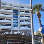 Prime Beachfront Apartment On Larnaca Finikoudes