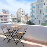 Coastal Getaway: 2 Apartments For Up To 14 Guests! Light-Flooded And Spacious