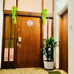 Hostel Past Or Tail