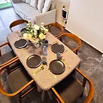 Center 2Br Apt W/ Parking And 250M Walk From Beach