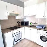 2Br Apt Coastal Comfort With Internet Access