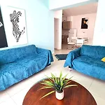 City Center: Your Urban Retreat- 100M To The Beach