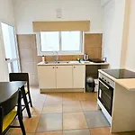 Heaven City Apartment, 150M From Chabad Lubavitch