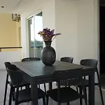 Mackenzie Boutique Apartment With Pool