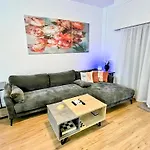Modern Apartment Near Mckenzie Beach