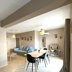 2Br Apt - 5Mins Walk To The Beach With Internet Access