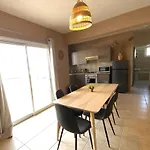 2Br Apt - 5Mins Walk To The Beach With Internet Access